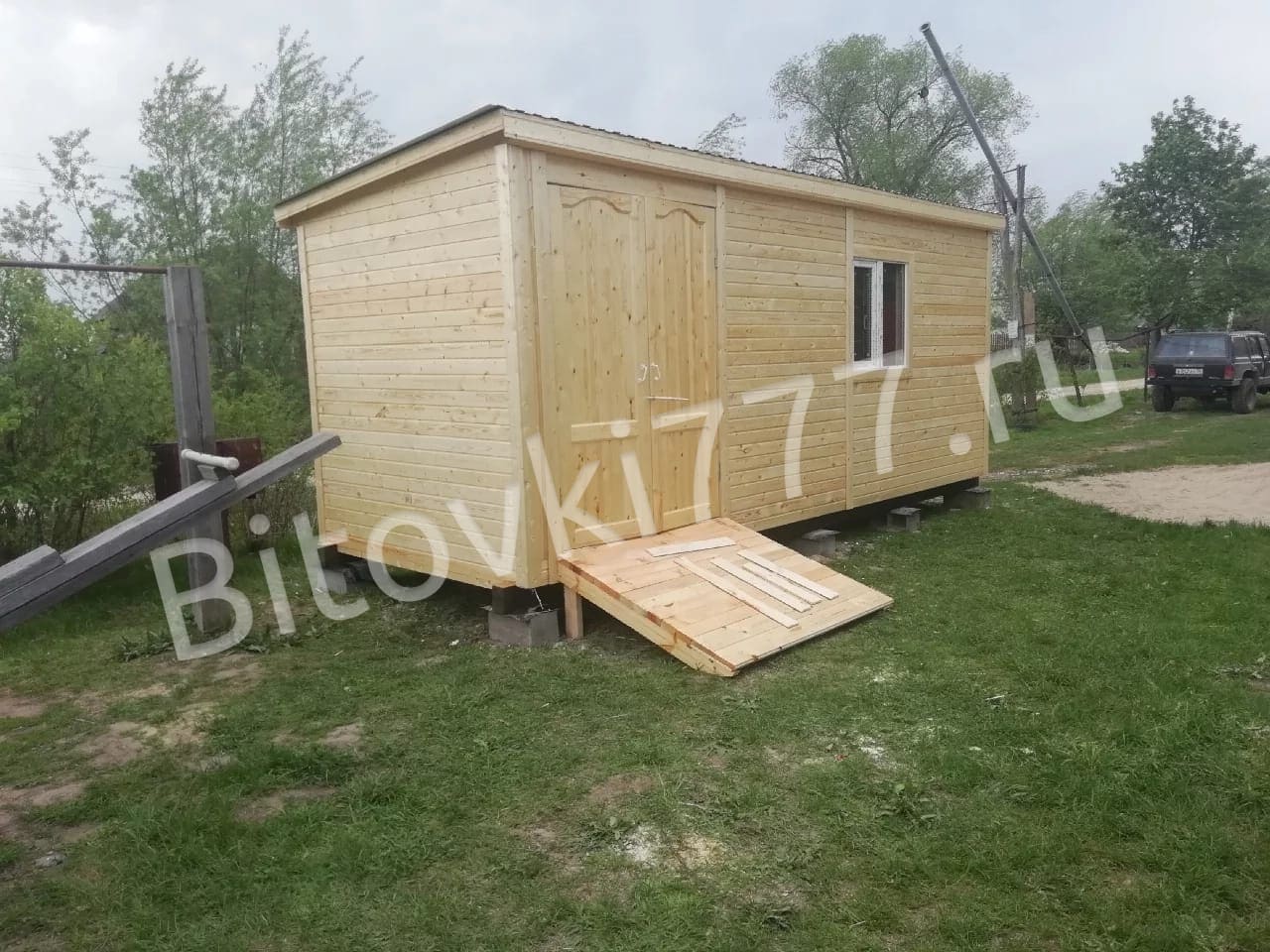 Бытовка дачная с двумя распашными дверями