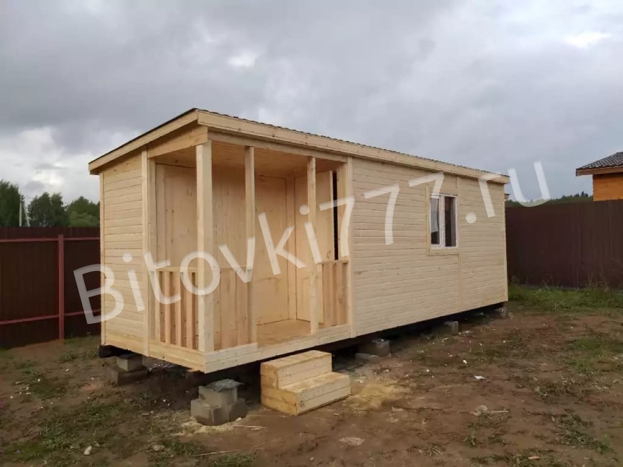 Бытовка дачная с крыльцом и двумя хоз. помещениями