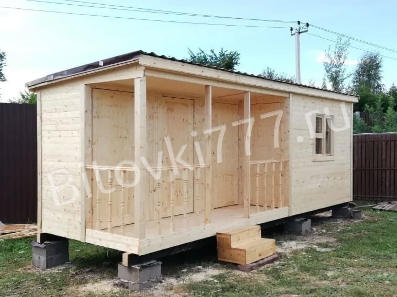 Бытовка с крыльцом и тремя небольшими помещениями