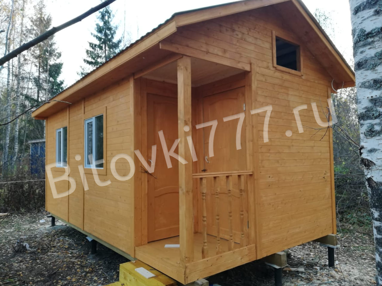Бытовка с крыльцом 1х1м и помещением для инвентаря