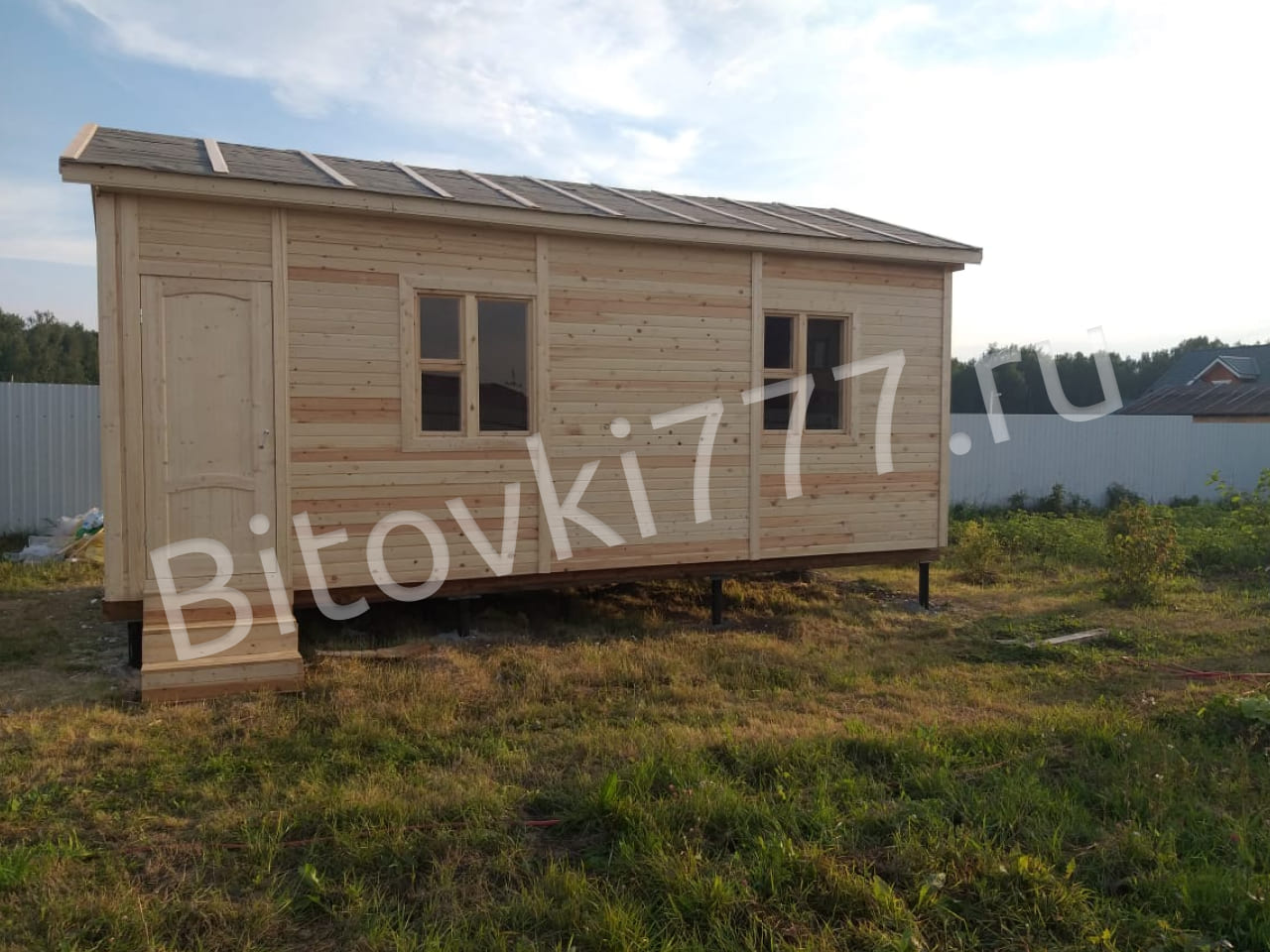Бытовка однокомнатная с двумя деревянными окнами 1х1м