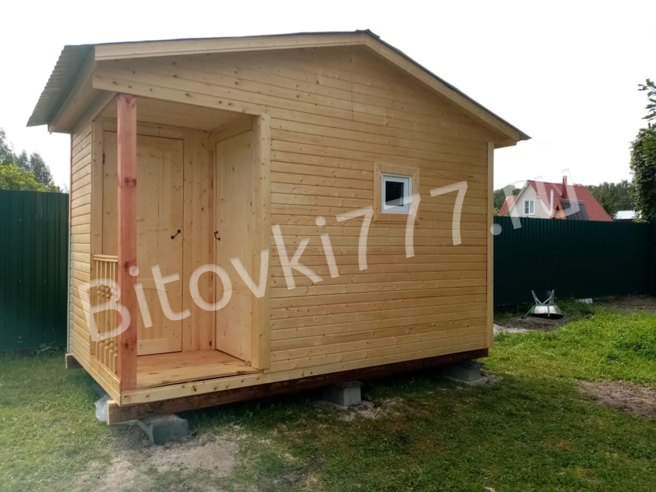 Бытовка дачная с двускатной крышей, с крыльцом 1х1м и помещением под инвентарь — фото 3