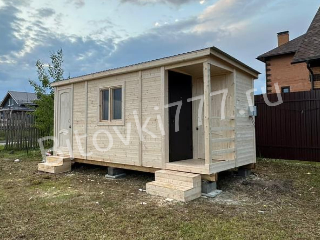 Бытовка с крыльцом 1х1м и двумя помещениями для хоз. нужд