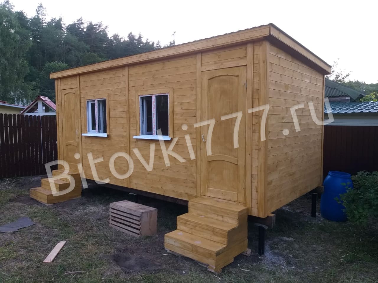 Бытовка дачная двухкомнатная с двумя деревянными окнами 1х1м
