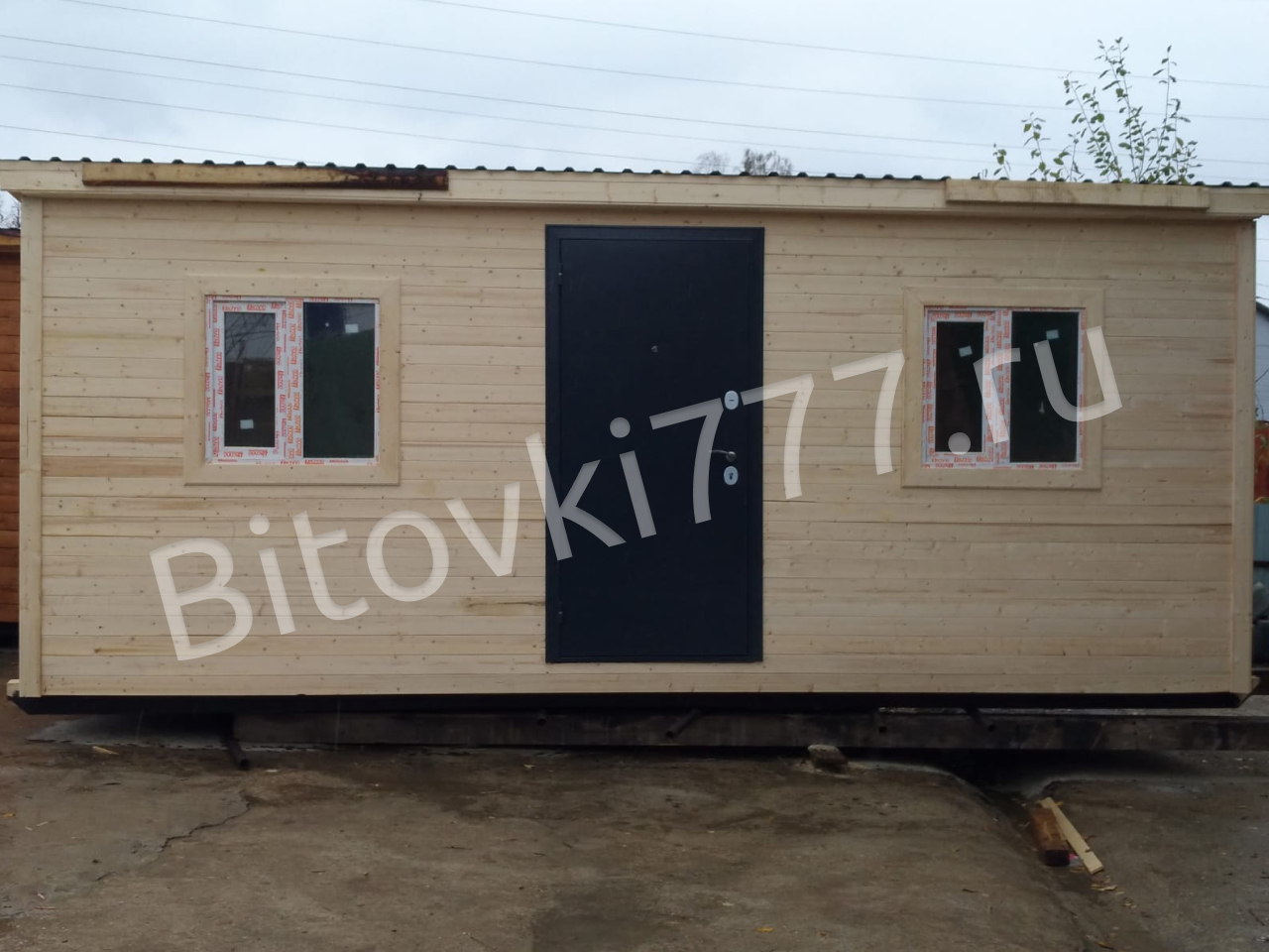 Бытовка с железной дверью и двумя перегородками — фото 3