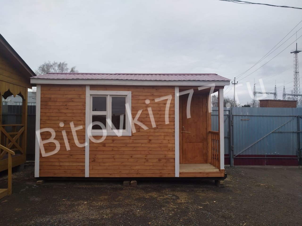 Бытовка с металлической дверью, с крыльцом 1х1 м и помещением для инвентаря — фото 4
