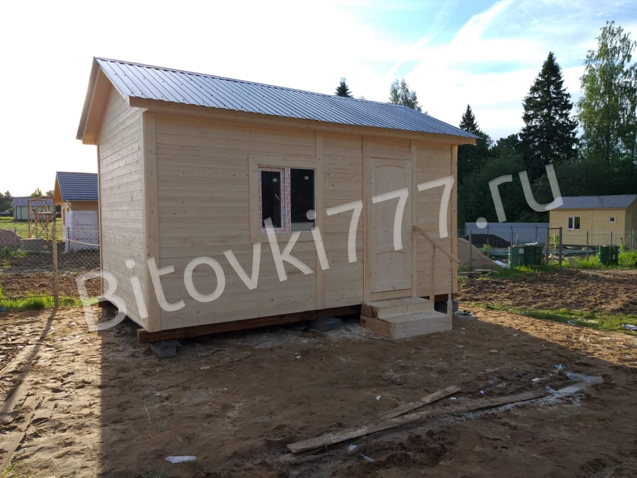 Красивый маленький домик с душем и туалетом