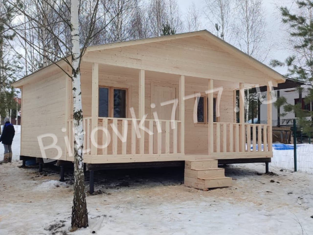 Дачный деревянный дом с открытой верандой