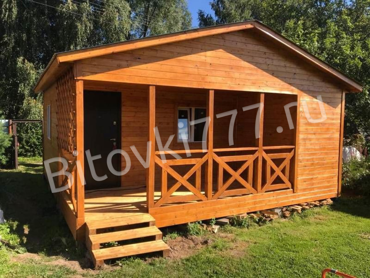 Дачный домик с крыльцом и двумя комнатами
