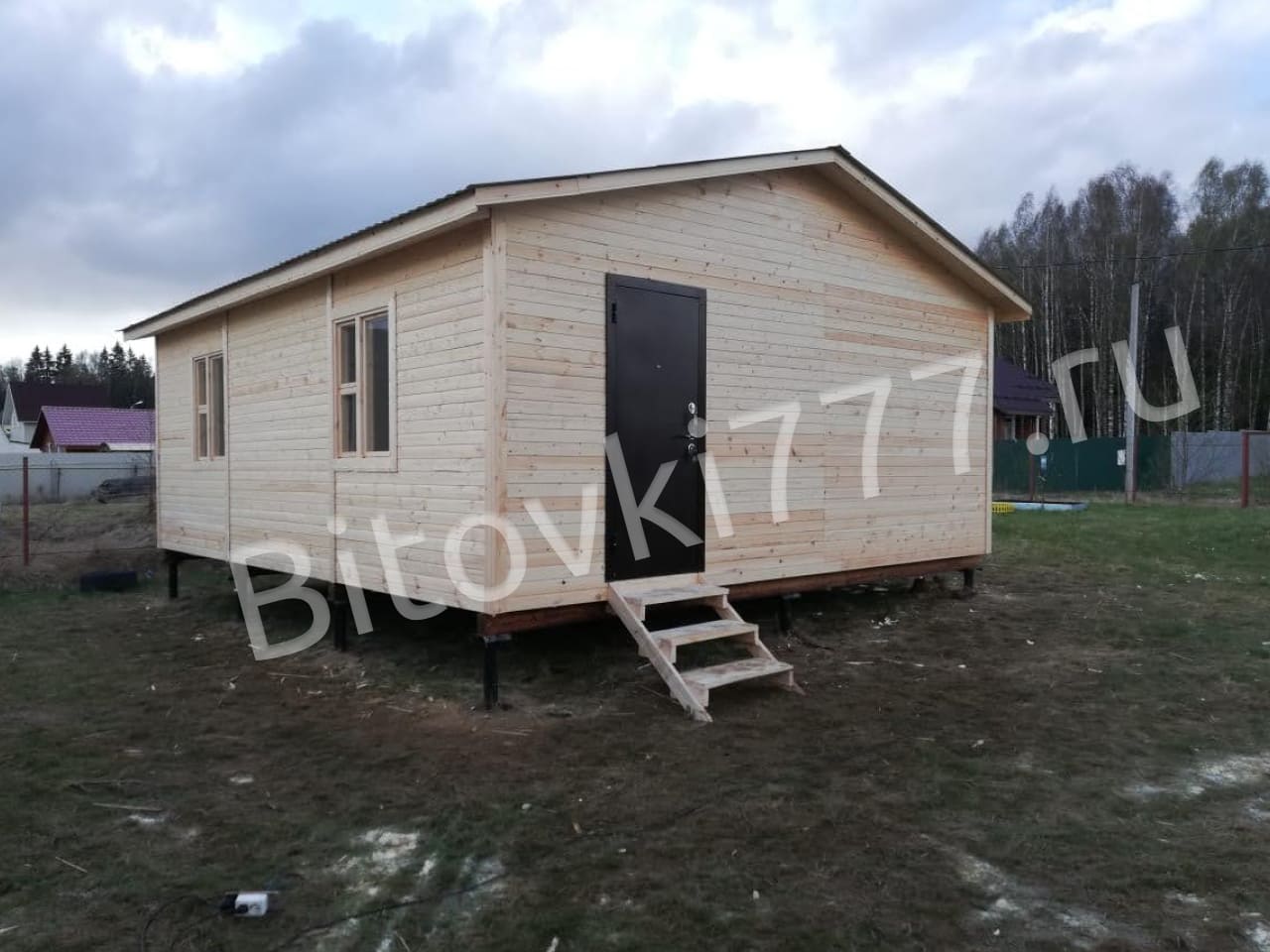 Дачный дом с тамбуром и тремя комнатами