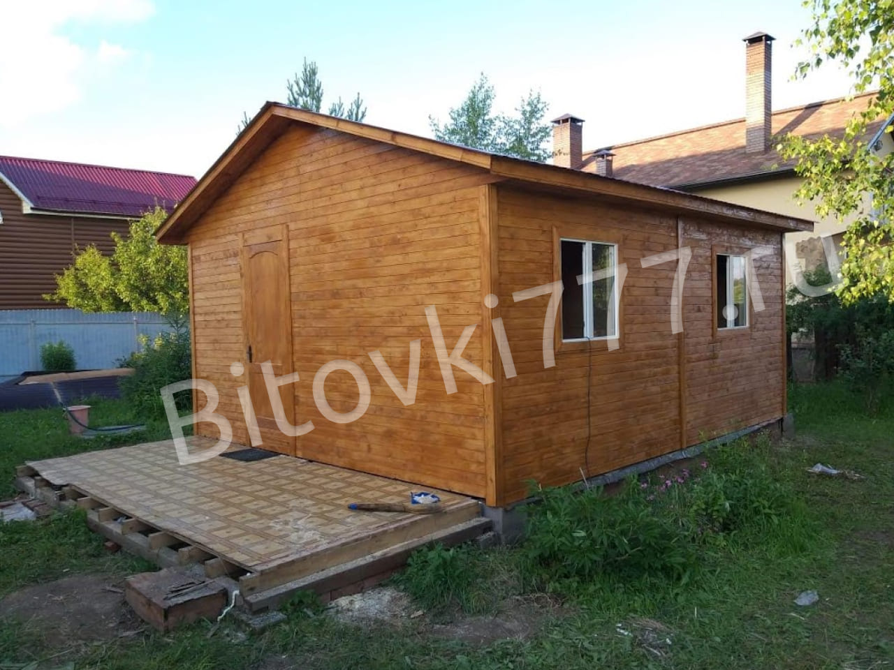 Уютный домик с прихожей и тремя комнатами