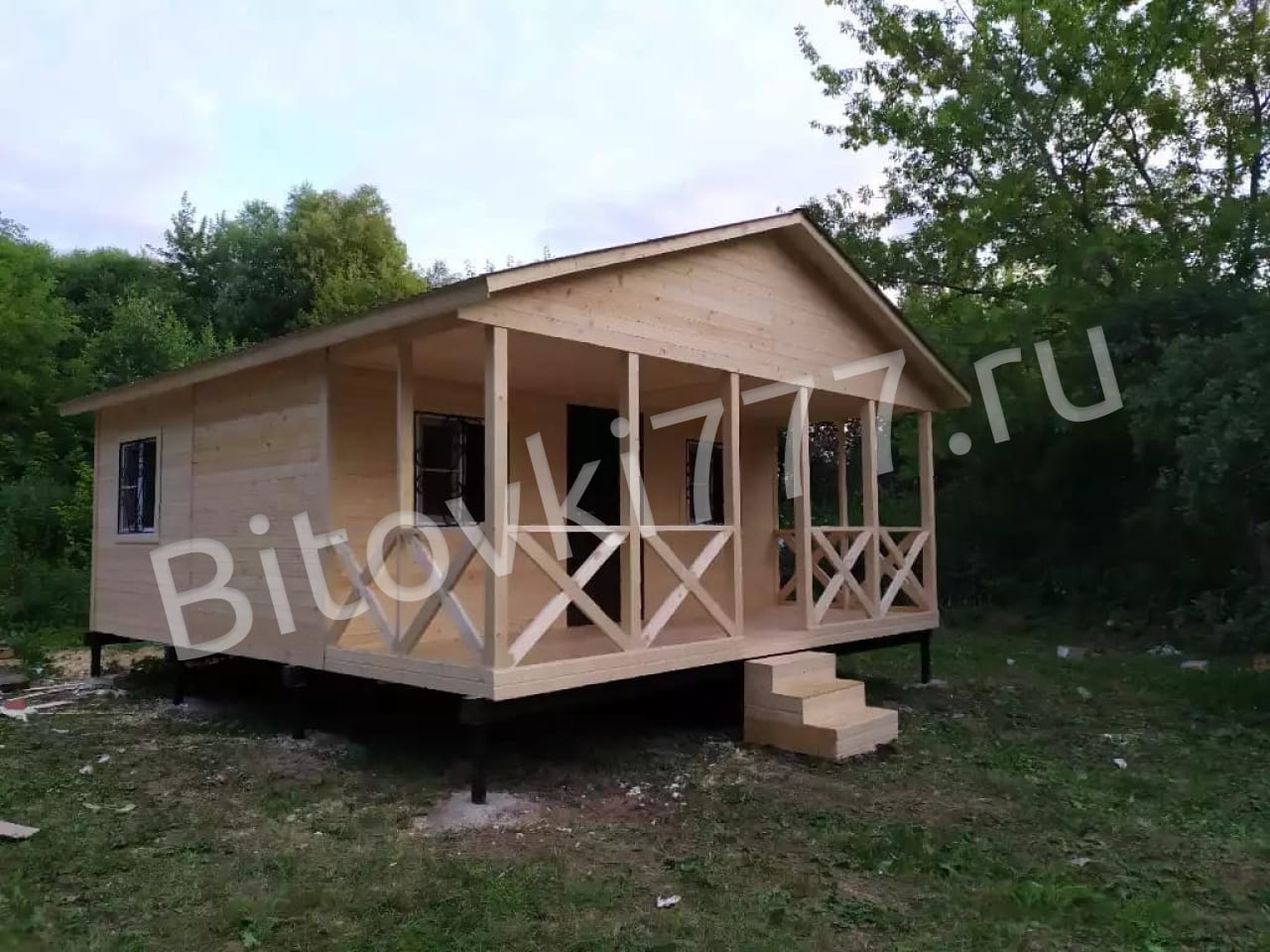 Дачный домик с верандой, санузлом и тремя комнатами — фото 3