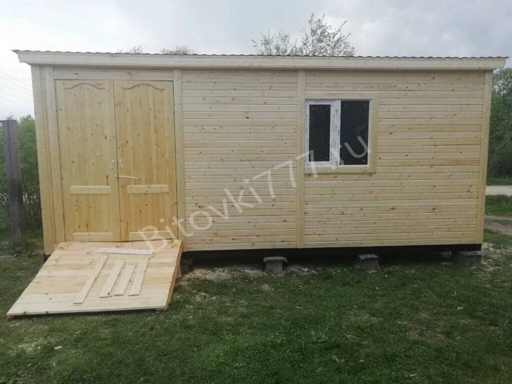 Бытовка деревянная с открытой верандой