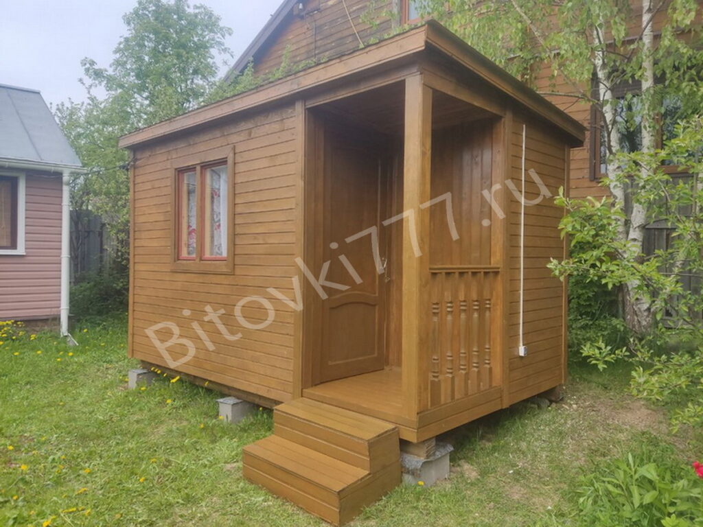 Хозблок с крыльцом из натурального дерева